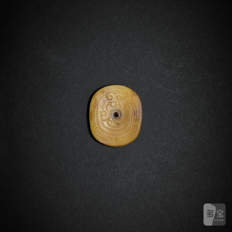 A yellowish-celadon jade oval 'dragon' pendant, Western Zhou dynasty | 西周 青黃玉龍紋珮 - 图2